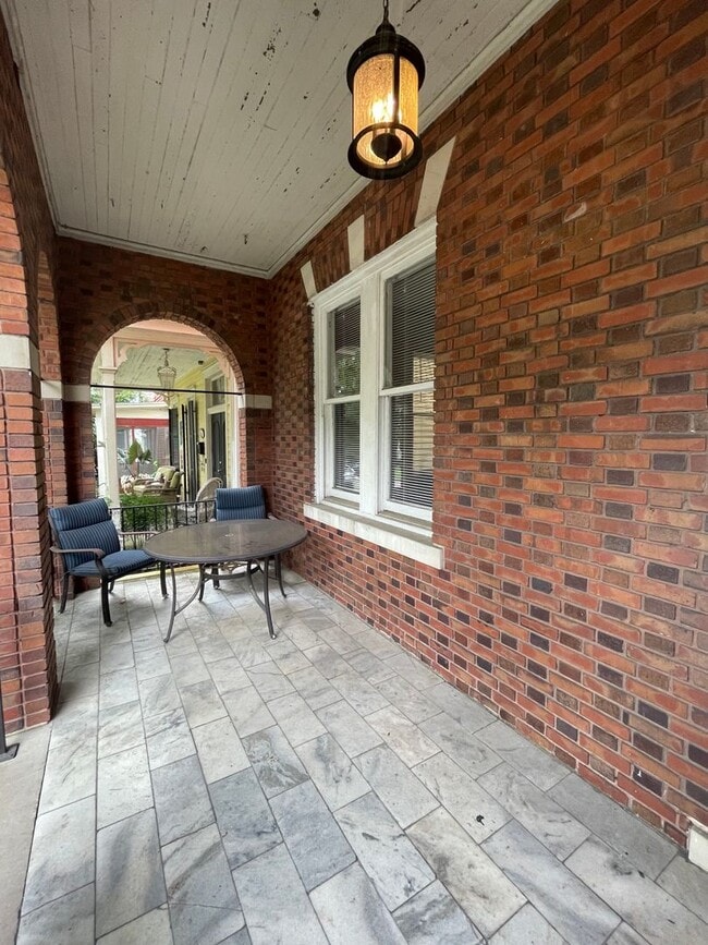 Building Photo - SPACIOUS EASTSIDE APARTMENT