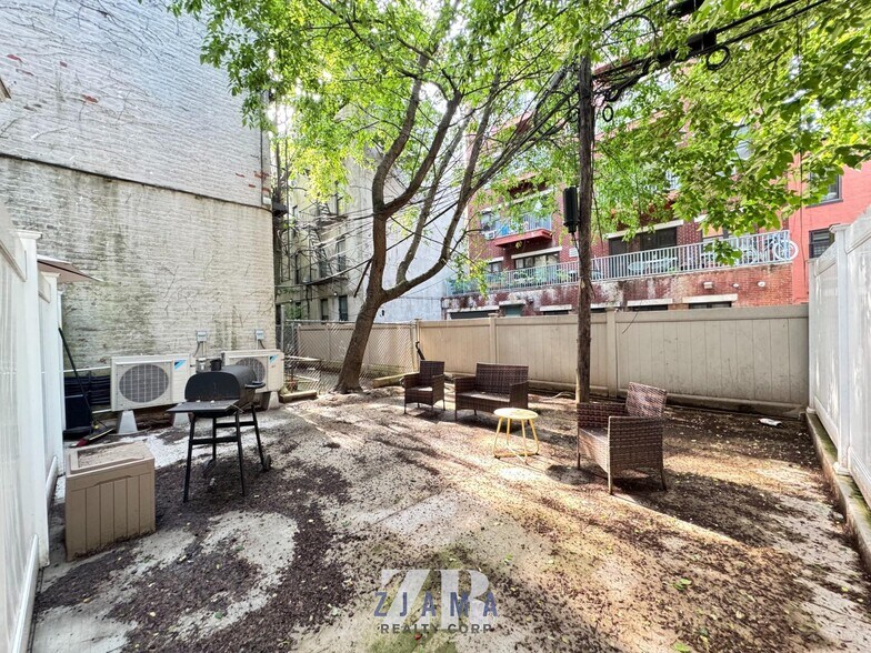 Building Photo - 727 DeKalb Ave