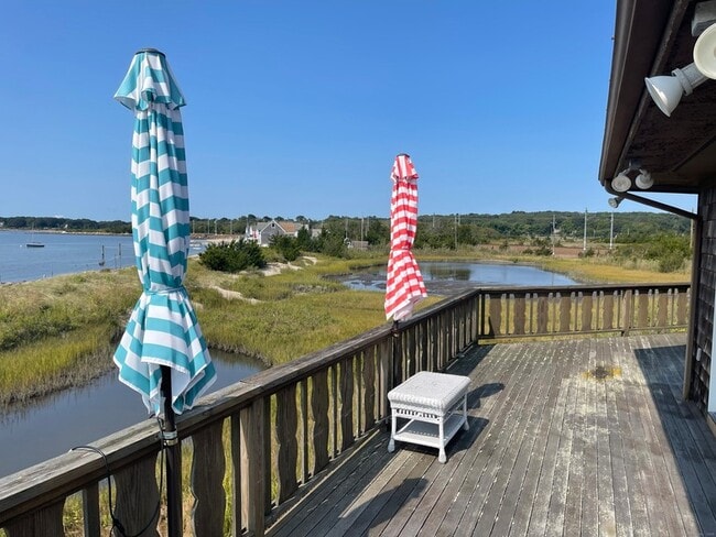 Building Photo - 14 Oak St