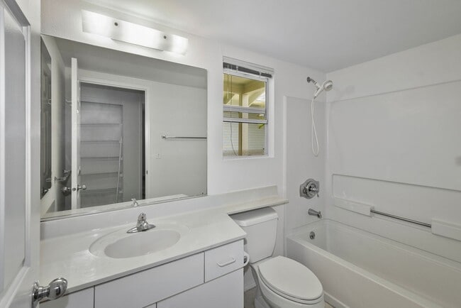 Building Photo - ***Pines II 2 Bedroom 2 Bath Fully Furnish...
