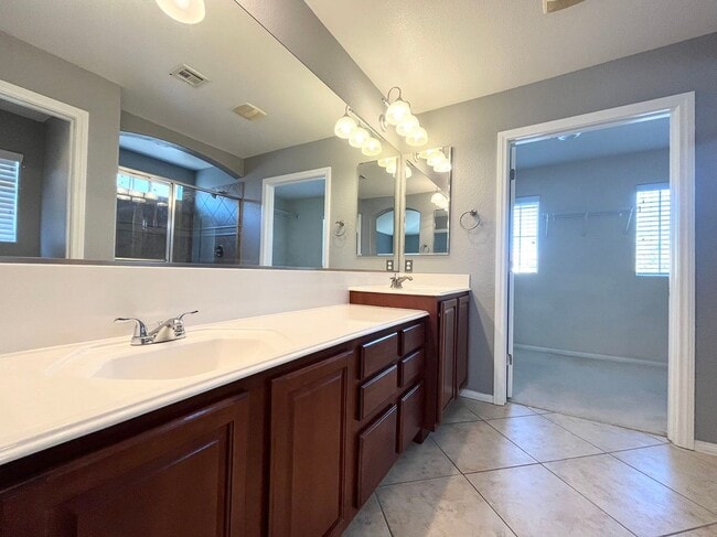 Building Photo - Beautiful 2 story single family house