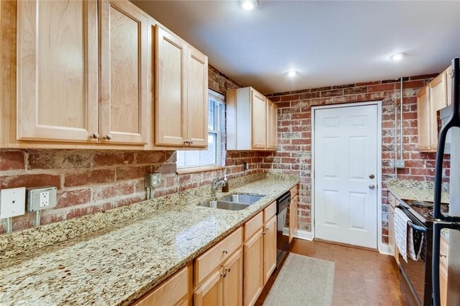 Building Photo - 24 Daniel St SE