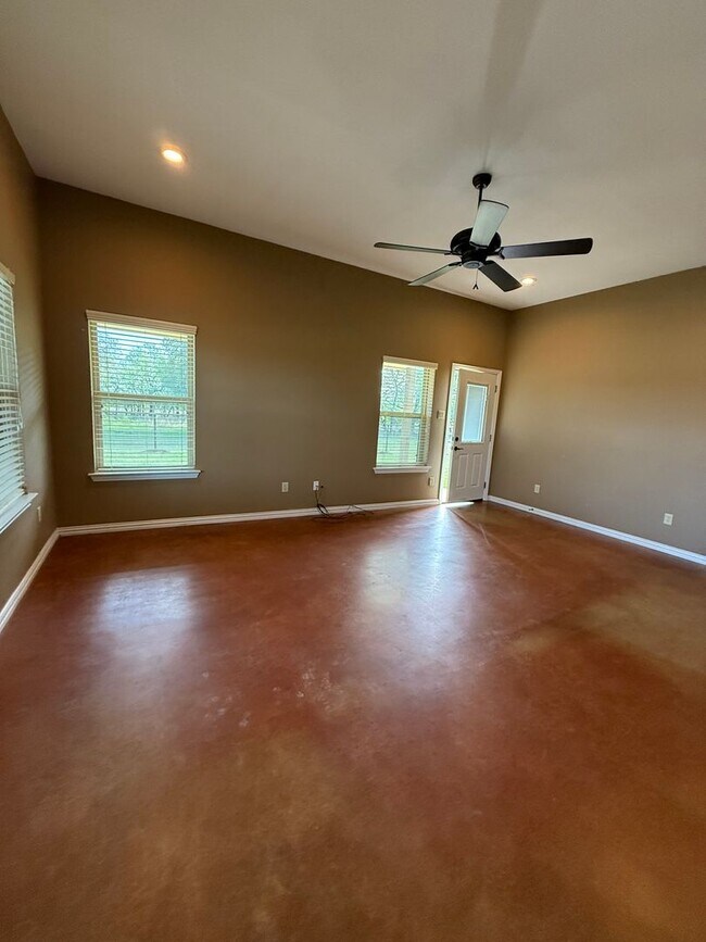 Building Photo - Acreage - HORSE PROPERTY - Peaceful Country Living