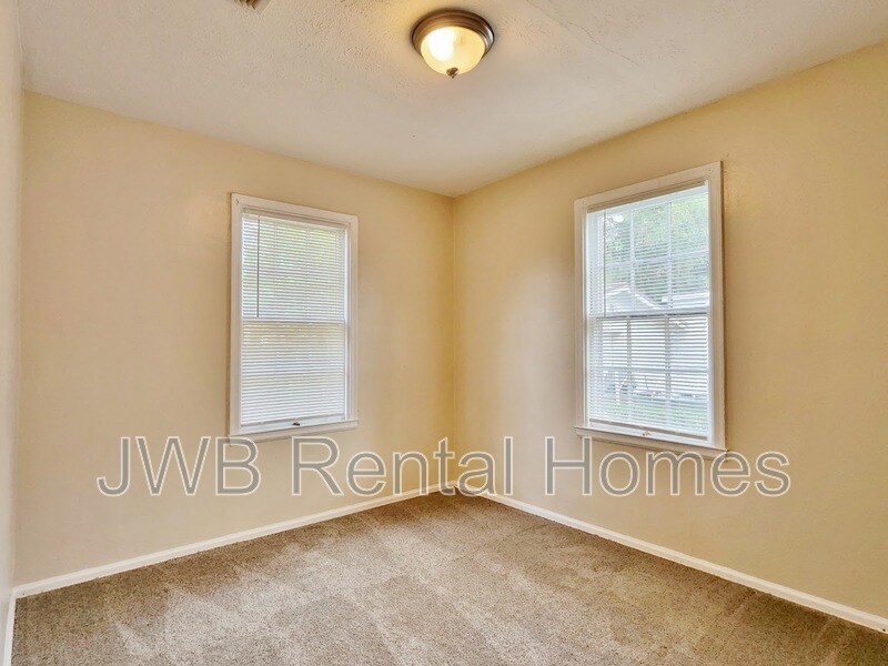 Building Photo - 8182 Lexington Dr