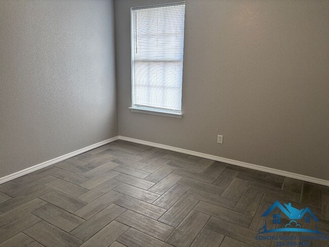 Building Photo - For Rent - 3 Bed/ 2 Bath in the Bluffs