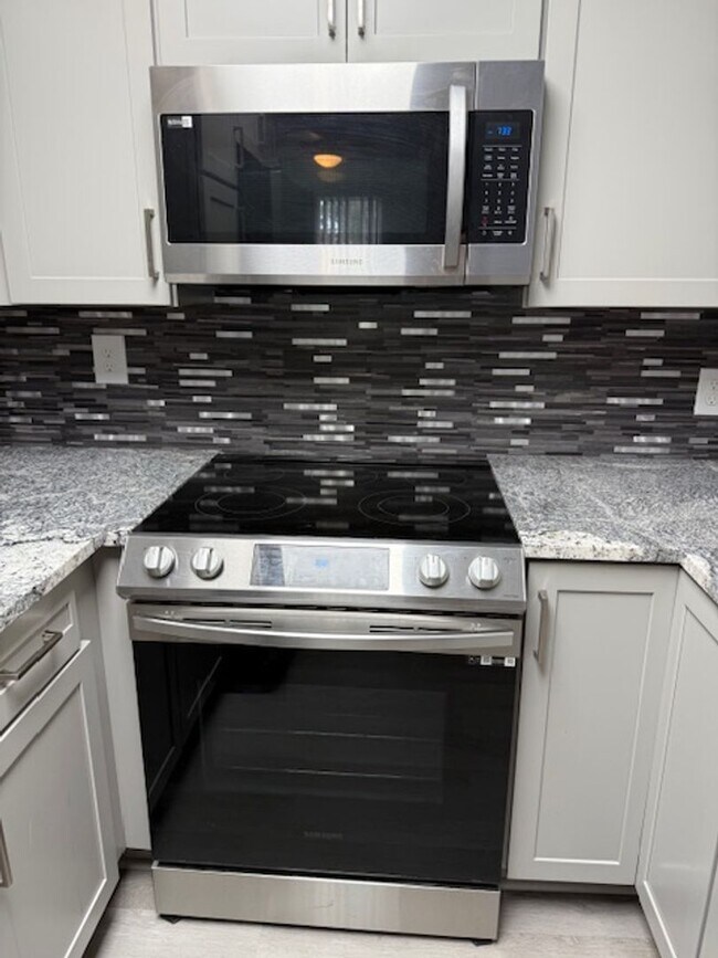 Building Photo - Beautifully remodeled 2 bedroom condo at w...