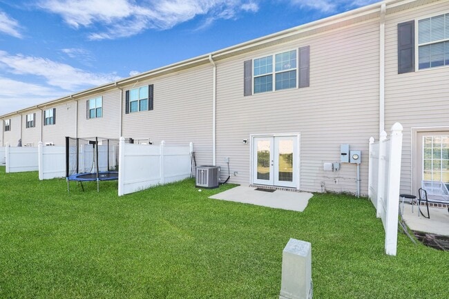 Building Photo - Charming 3-Bed Townhome in Prime Richmond Hill Location!