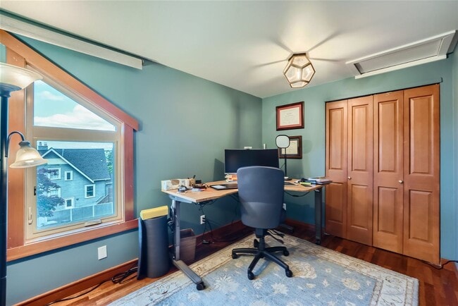 Building Photo - Queen Anne Home
