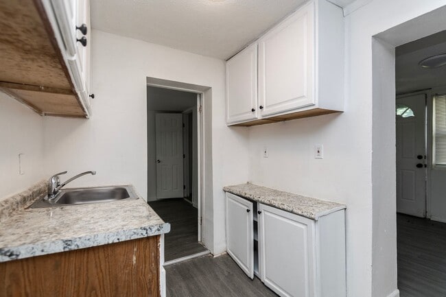 Building Photo - Amazing 3 Bedroom 1 Bathroom Home