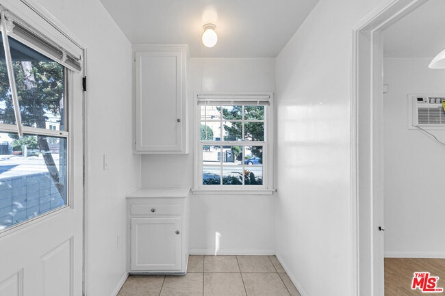 Building Photo - 1623 S Bundy Dr