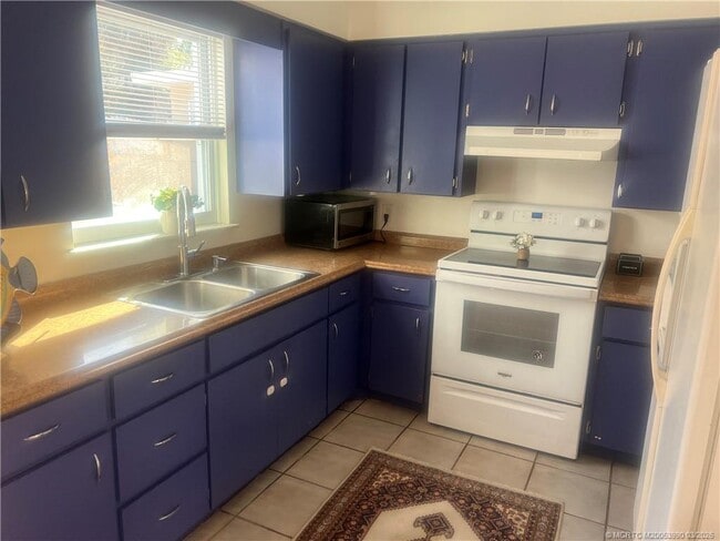 Building Photo - 2172 NE Pelican Terrace