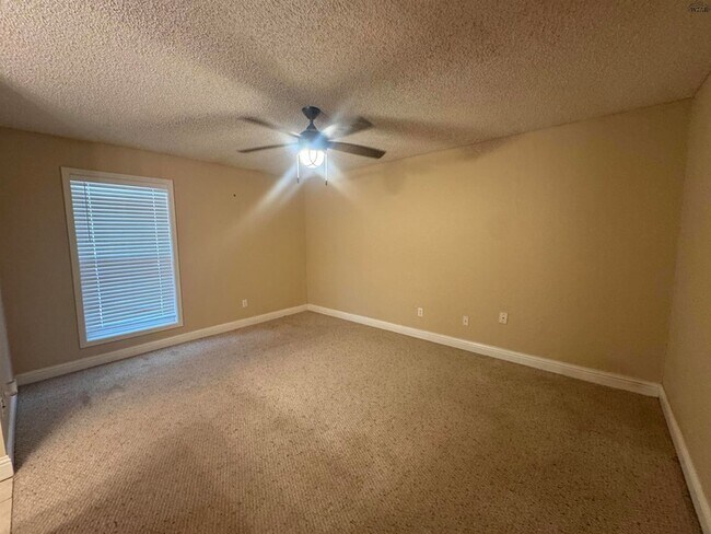Building Photo - 2113 Selma Dr