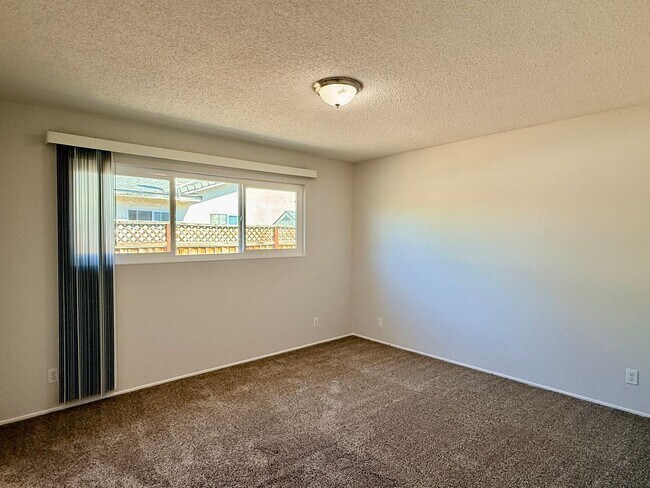 Building Photo - Spacious 3 Bedroom 2 Bath Home with 2 Car Garage and Central Air Conditioning