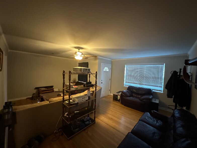 Building Photo - 10932 Dunaway Dr