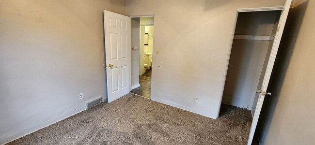 Building Photo - Beaverdale! 2 Bedroom, 1 Bathroom home wit...