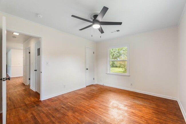 Building Photo - 301 Michael St