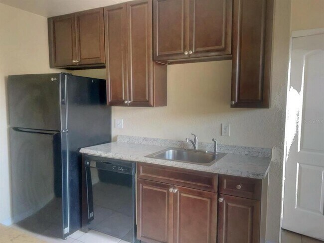 Building Photo - 4027 Versailles Dr
