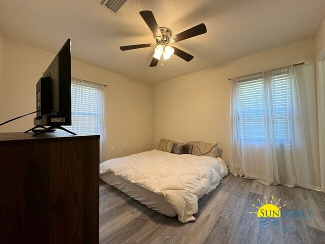 Building Photo - 3 Bedroom with Bonus living room!