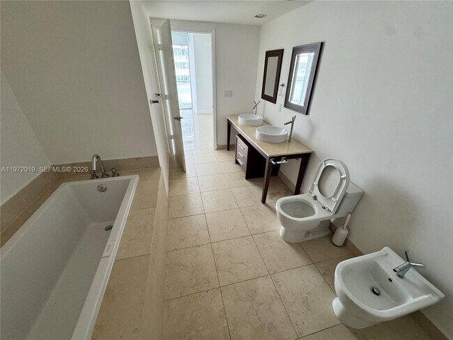 Building Photo - 495 Brickell Ave