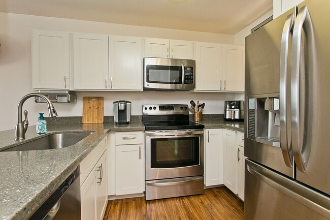 Building Photo - Three Bedroom Penthouse Townhome with beau...