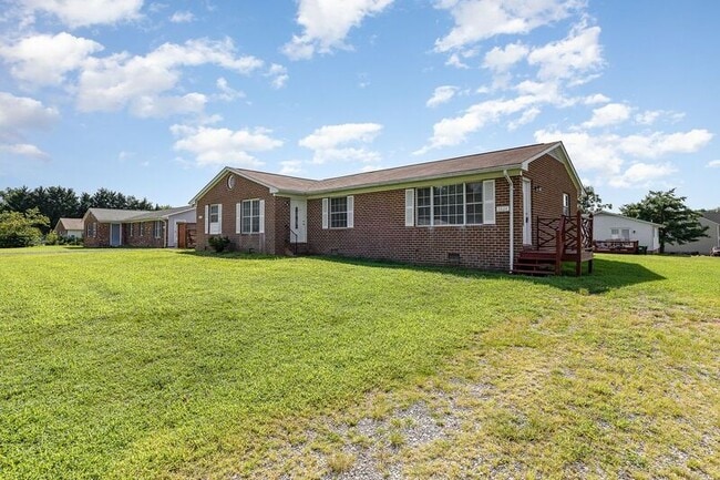 Primary Photo - 1824 Meadow Dr