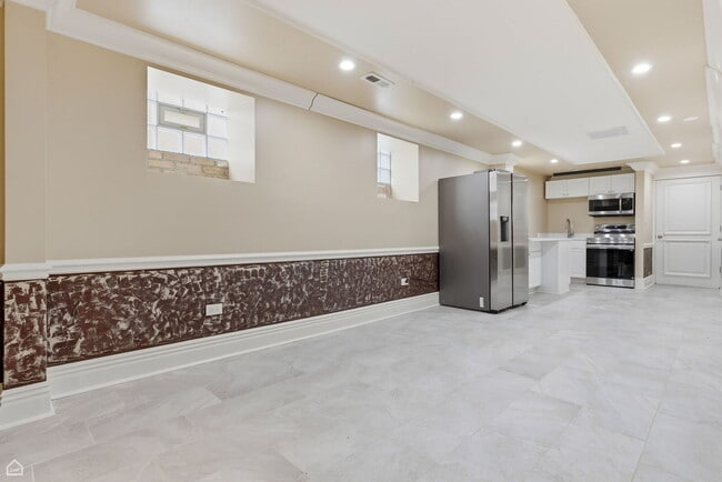 Building Photo - 5614 N Campbell Ave