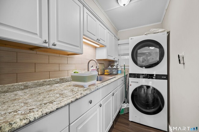 Building Photo - 383 Davis St