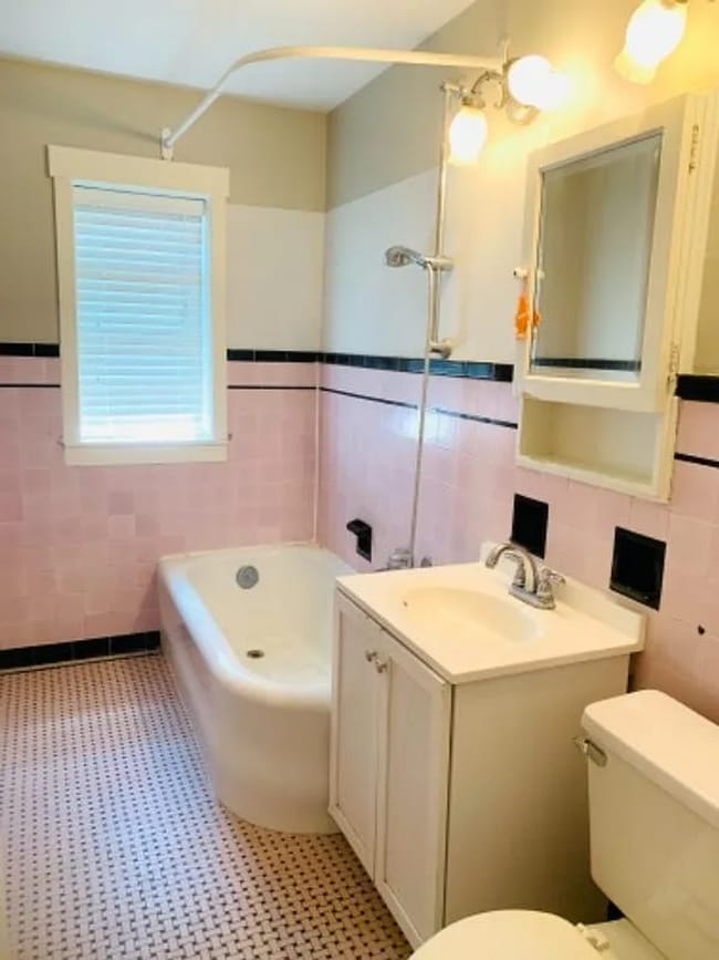 Building Photo - 410 S 40th St