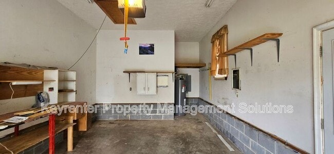 Building Photo - 2 Singing Pines Ln