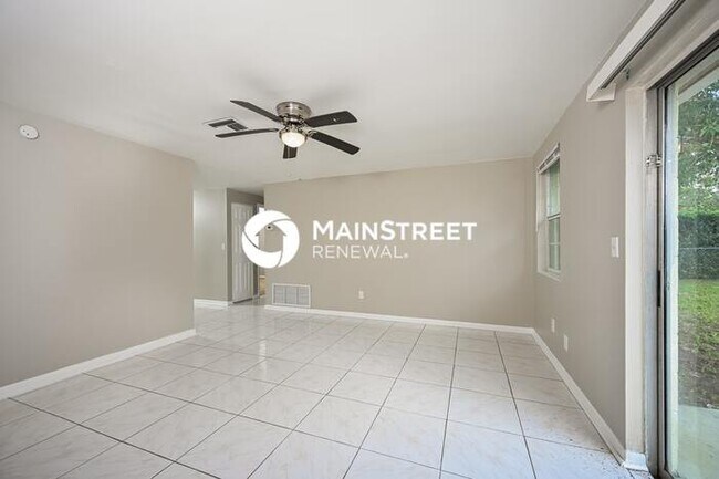 Building Photo - 3 Bedroom Pet-Friendly Home in Deltona, FL with Main Street Renewal