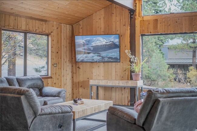 Building Photo - SKI LEASE:  Family Home with 1-Car Garage, Gas Fireplace, Bonus Room, Near Northstar