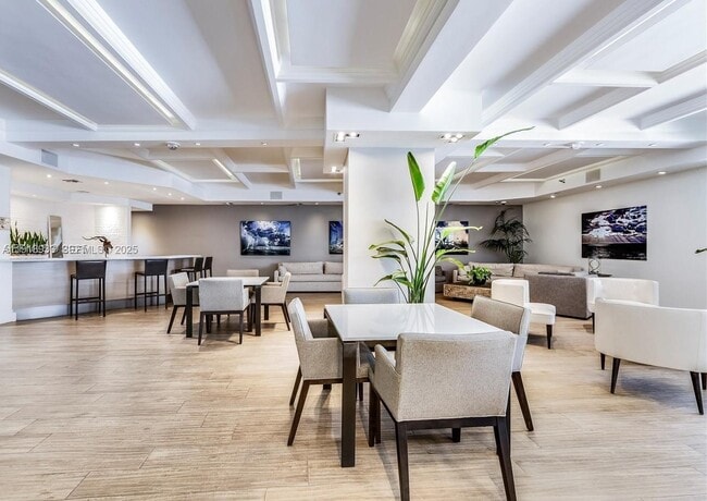 Building Photo - 100 Lincoln Rd