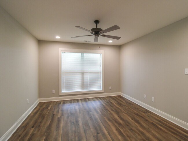 Building Photo - Nice Townhome in Athens City! $250 Amenity...