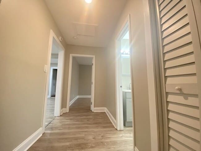 Building Photo - Cute, Quiet and Cozy - minutes away from M...