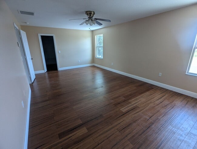 Building Photo - FOR RENT 4 Bedroom 2 1/2  Bath with Den/Office/5th bedroom, Furry  friends Welcome!