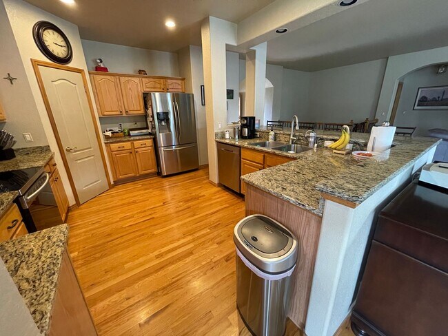 Building Photo - ADORABLE 5 BEDROOM, 4 BATH, 3 CAR GARAGE L...