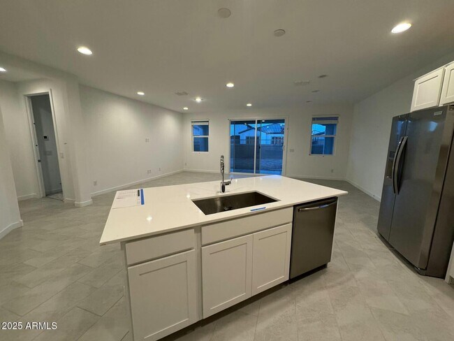 Building Photo - 3300 E Ranchhand Dr