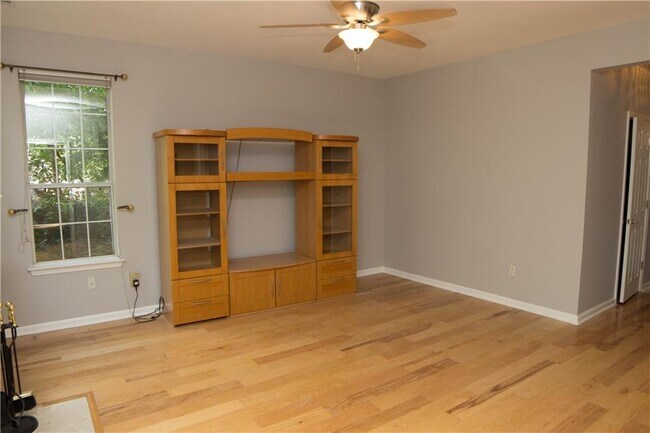 Building Photo - 5025 Baywood Dr