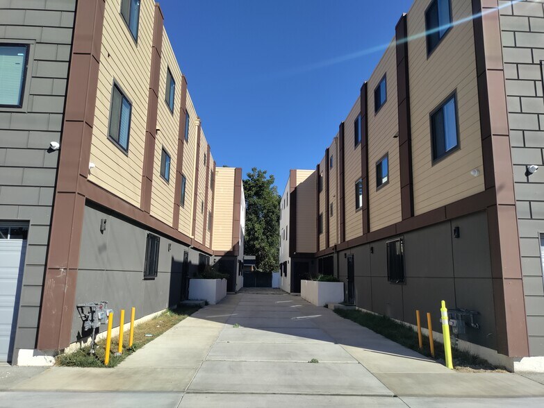 Building Photo - 1575 W 37th Plz