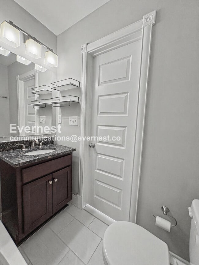 Building Photo - 4 Bed/3 Bath Townhome with In-Unit Laundry / Available Now!