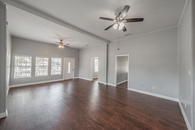 Building Photo - 401 S Anglin St
