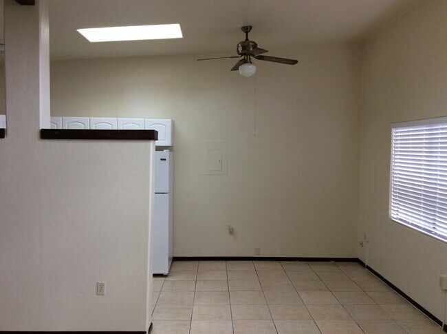 Building Photo - 2 Bdrm/1Ba Duplex, A/C, washer & dryer Centrally located