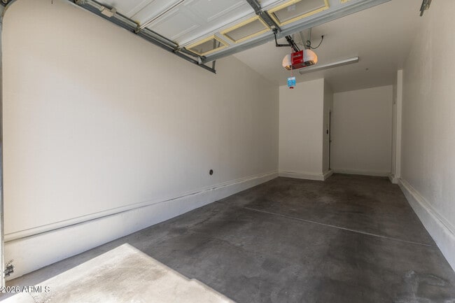 Building Photo - 2402 E 5th St