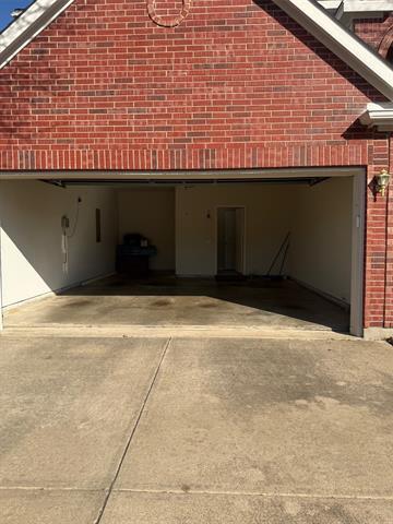 Building Photo - 2004 Golden Oak Dr