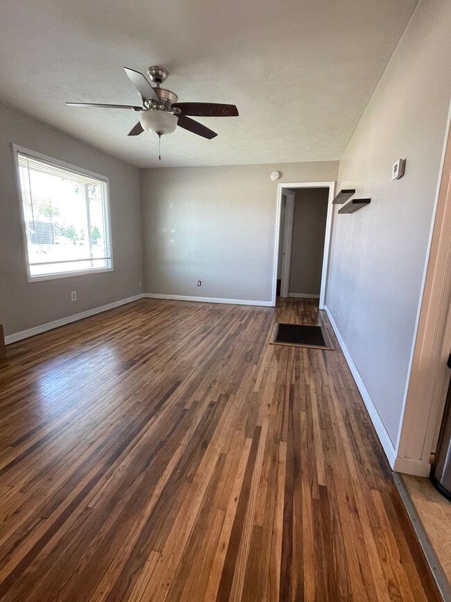 Building Photo - Great Location, Clean 2 bedroom