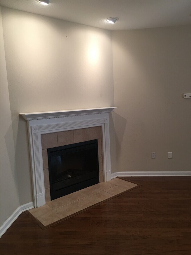 Building Photo - Townhome Available in Richmond Hill City Limits!