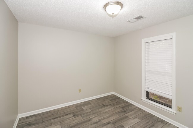 Building Photo - 6885 Silver Hill Ln