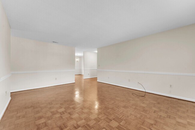 Building Photo - Beautiful 2-Bed, 2-Bath Condo with Elegant...