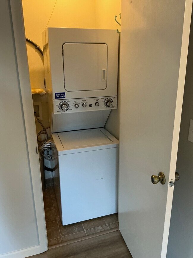 Building Photo - PERFECT COZY NEST