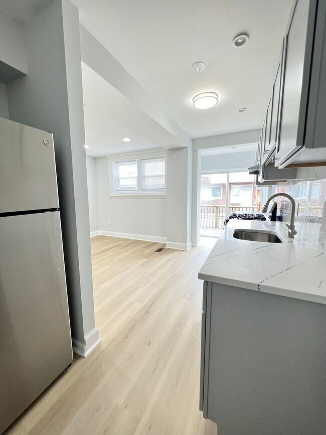 Building Photo - Beautiful & spacious 3b/1.5b home